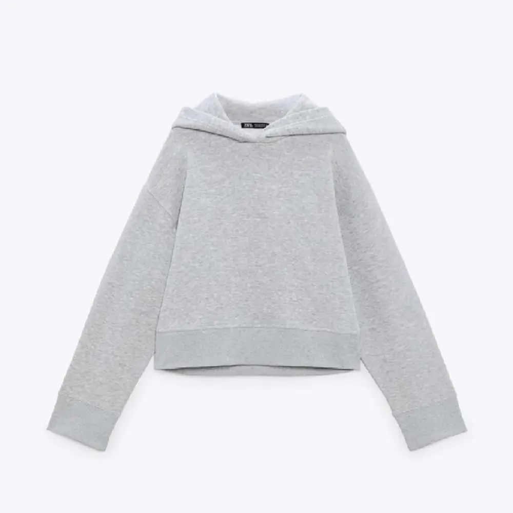 Säljer denna fina hoodie från zara, hör av er om ni vill ha egna bilder💗. Hoodies.