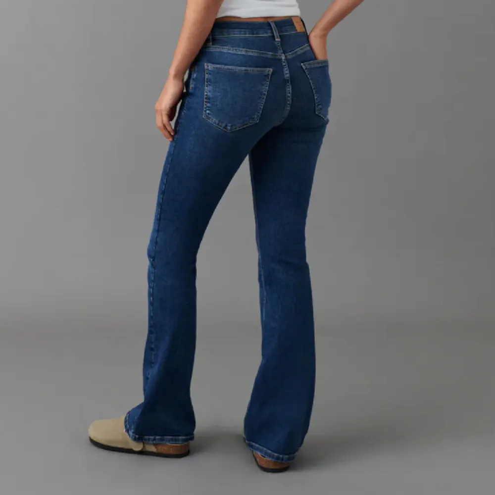 Jeans i modellen ”low Waist bootcut jeans” från Gina Tricot, säljer då dom är för små på mig, fint skick❤️jag är 165-167. Jeans & Byxor.