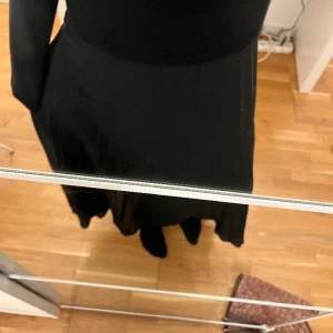 Långkjol  - Svart långkjol som är super fin, den är tyvärr lite för kort för mig 💕