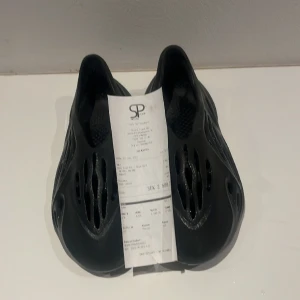 Yeezy foam runners - Säljer mina nästan helt nya foam runners för att jag inte passar dem. Skriv om intresse pris kan förhandlas