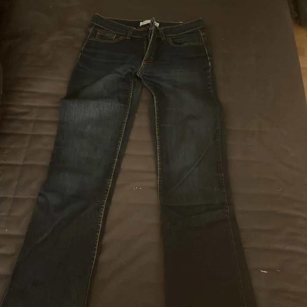 Säljer nu dessa lågmidjade jeans då dom inte kommer till användning hos mig dom är sprillans nya bara använt dom 2 gånger så super fint skick. Jeans & Byxor.