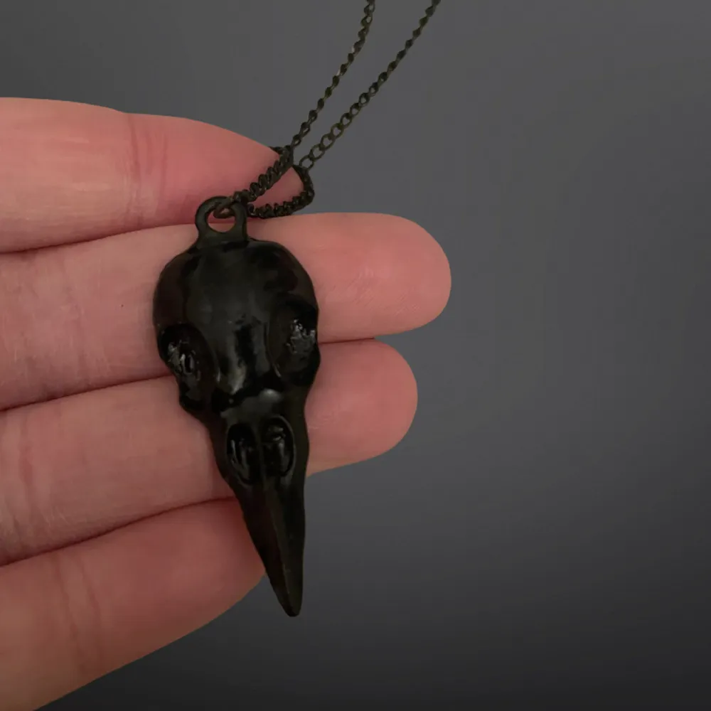 Detta är ett jättefint svart halsband med ett fågel skelett huvud på. Den har inga skador och ser bra ut. . Accessoarer.