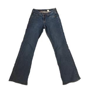 Jättefina lågmidjade bootcut jeans ifrån hm! Superfin passform och jätteskönt material💕har en liten reva på ena benet som syns på sista bilden. Ingenting som syns så mycket💗säljer pga inte min stil!