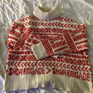 vintrig tröja🫶 - säljer min gamla tröja från ginatricot då den inte kommer till användning längre. finns några få trådar som sticker upp lite men knappt synligt annars i fint skick! 🫶