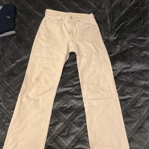 Beiga jeans  - Beiga jeans från weekday i storlek 30/32