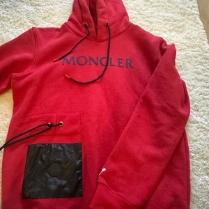 Moncler Hoodie  - Nyskick, relativt liten i storlek och passar från S-L