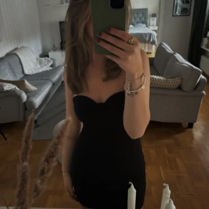Klänning  - säljer nu denna fina klänning som är köpt här på plick, då den var för liten. Sitter superfint på kroppen och passar perfekt till fest. Personen jag köpte den av har endast använt den 1 gång, så den är som ny💗