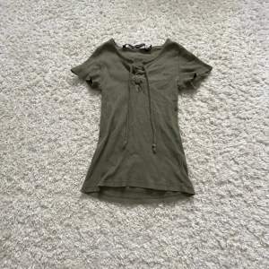 Säljer denna as snygga ”knyt topp” från lager 157. Älskar denna tröjan 🤩🤩❣️ men tyvärr kommer den inte till användning mer. Den är i storlek S, och säljer för 50kr 👏🏼👏🏼