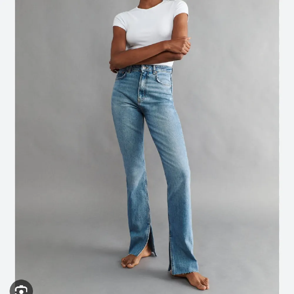 Säljer dessa high waist slit jeans från gina tricot i storlek 36. Sparsamt använda🥰. Jeans & Byxor.