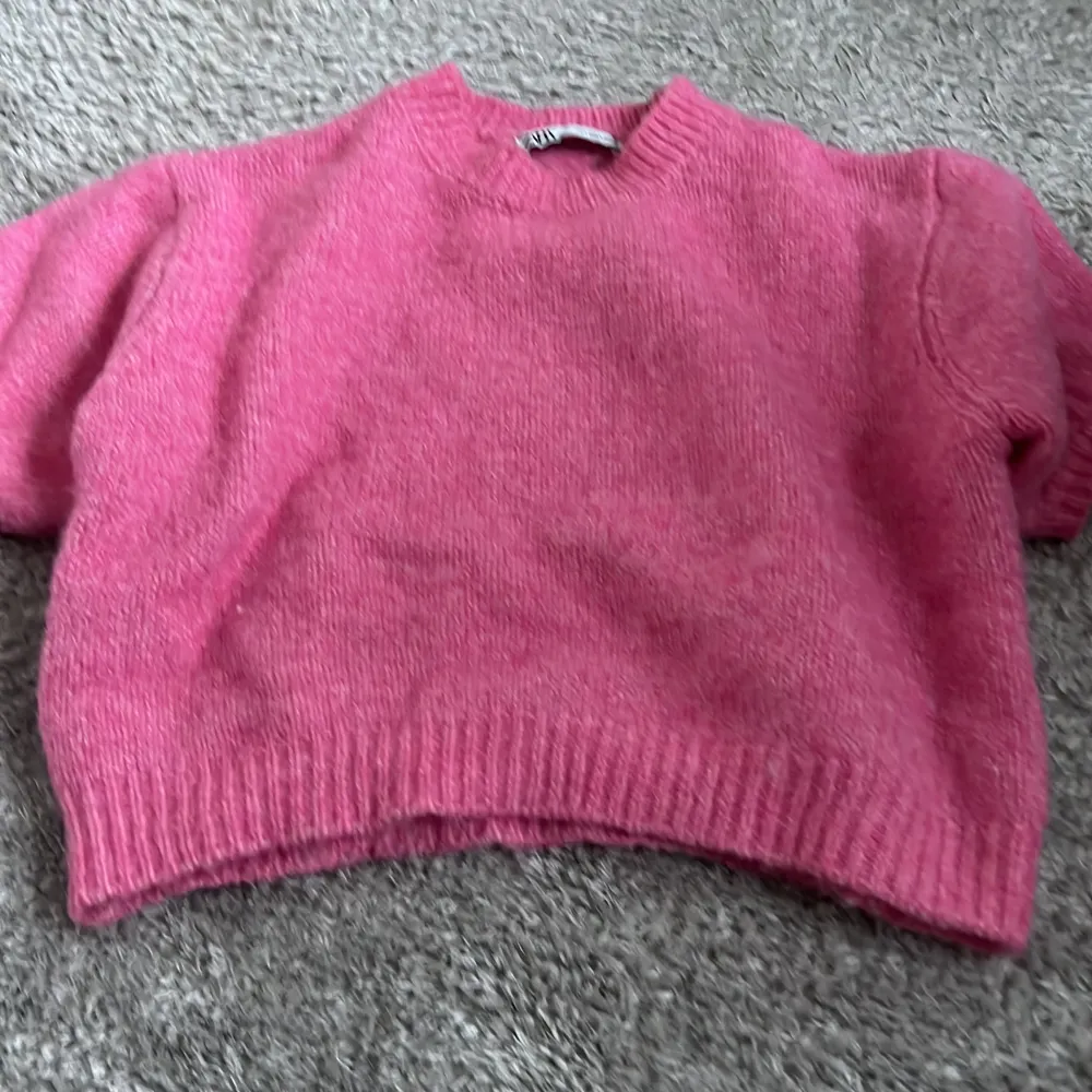 En jätte fin rosa Trekvartsärmad stickad tröja som aldrig kommit till användning.. Stickat.