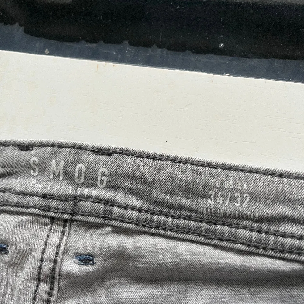 Storlek 34/32 (M), 10/10 begagnat skick, inga defekter eller fläckar!. Jeans & Byxor.