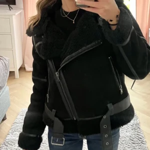 Jacka  - Säljer nu denna fina jacka, varm och bra. Storlek 36 funkar om man brukar ha 38 också. Fint skick! 