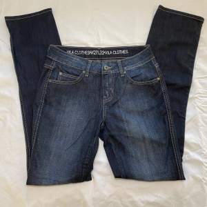 Ett par jätte fina lågmidjade jeans från vila som tyvärr är för små. Pris kan diskuteras. Midja: 34cm, Innerbenslängd: 80cm, ytterbenslängd: 102cm, lår mått: 21cm, Grenhöjd: 22cm