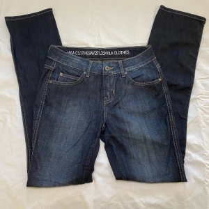 Vila jeans - Ett par jätte fina lågmidjade jeans från vila som tyvärr är för små. Pris kan diskuteras. Midja: 34cm, Innerbenslängd: 80cm, ytterbenslängd: 102cm, lår mått: 21cm, Grenhöjd: 22cm
