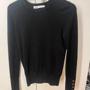 Zara tröja  - Säljer denna jätteee fina tröja från Zara då jag inte har användning för den, använd typ 4 gången så den är som ny💖 Orginalpriset ligger runt 350kr och mitt pris går att diskutera 💖