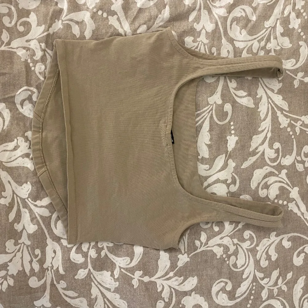 Beige corset top från Gina Tricot, har använt den ett fåtal gånger🤎. Toppar.