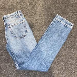 Mörkblåa jeans från zara Bra kvalite Miedel i midjan 