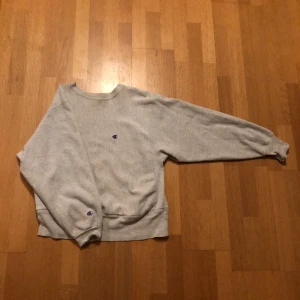Champion Sweatshirt  - Grå champion sweatshirt i bra skick och tyg. Säljer pga använder inte längre. Öppen för prisförslag 