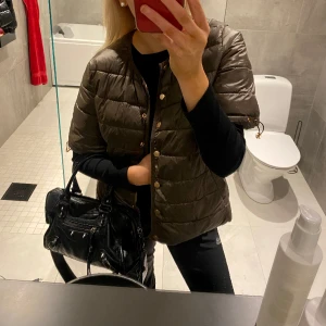 Trekvartsärmad Jacka - Säljer min fina trekvartsärmade jacka från Coster Copenhagen. Nypris 2000:- Superfint skick, inga defekter eller annat slitage😇🤍