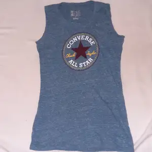 Turkost linne med Converse loggan på. Tshirt med avklippta ärmar. Officiellt tillvärkad:)