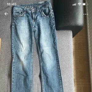lågmidjade jeans - lånade bilder!! jeansen är aningen mörkare än vad de ser ut på bild men jättesnygga! 