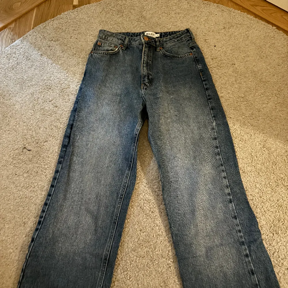 Raka jeans från nakd i färg blå, knappast använda och i mycket fint skick. . Jeans & Byxor.