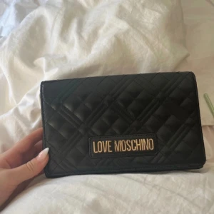 Love moschino väska - Väska från Love Moschino. Är i nyskick🥰 Nypris 1425 kr💕