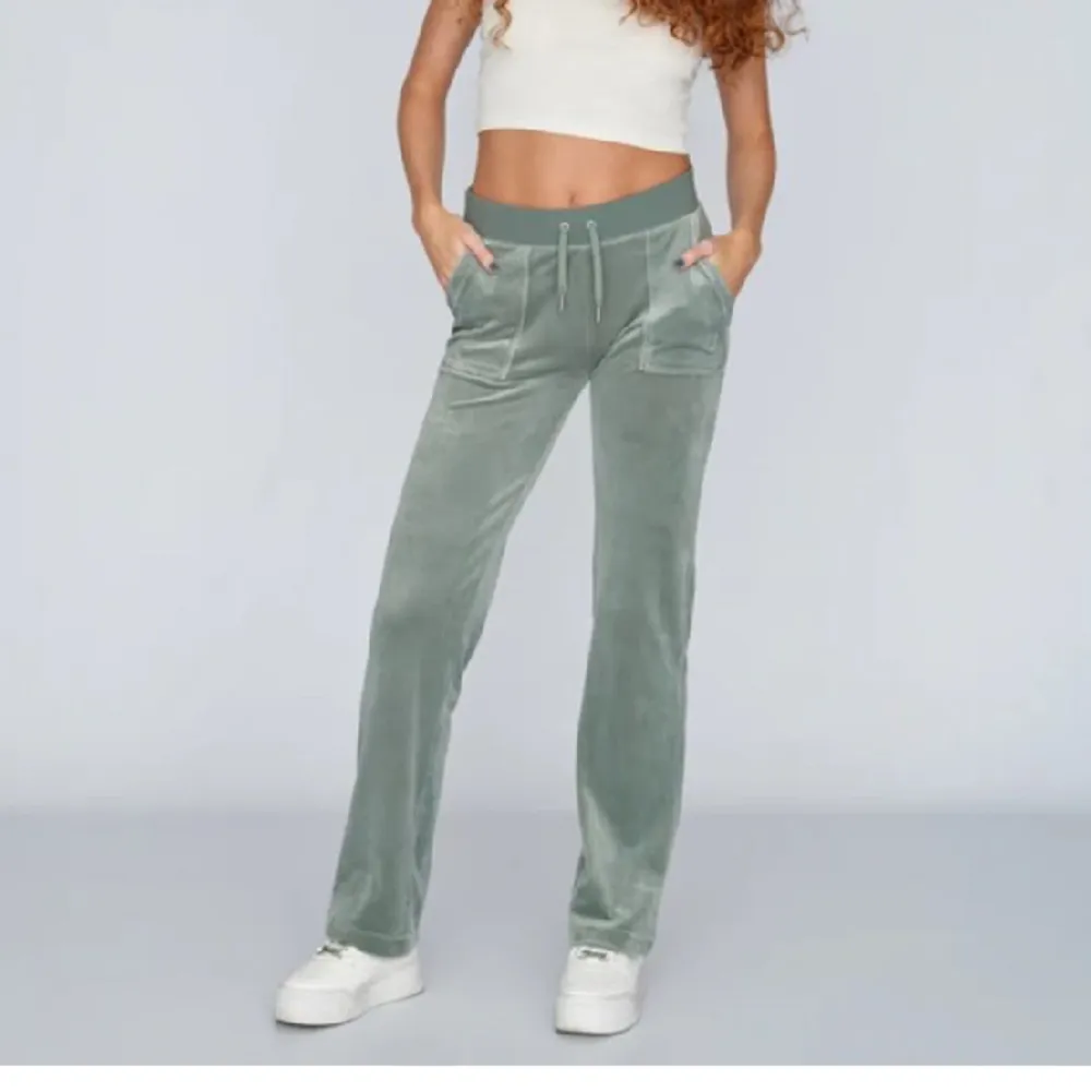 jag säljer mina juicy byxor som är i xs, säljer för dom kommer inte till användning❤️ kontakta för mer info. Jeans & Byxor.