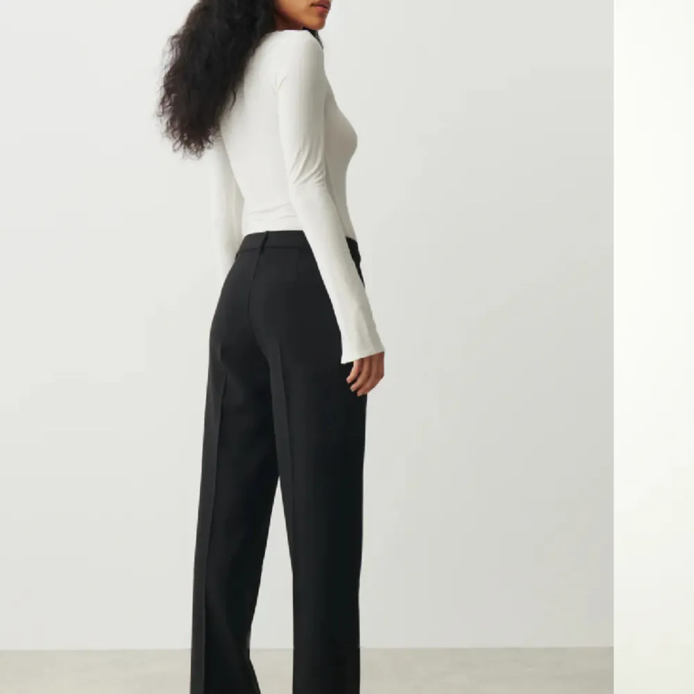 Säljer dessa populära byxor från Gina Tricot. Stl 32 men mer som 34. Har tyvärr inte kommit till användning. Midwaist . Jeans & Byxor.