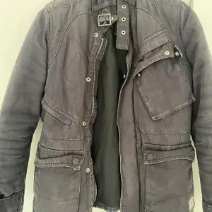 Snygg G-star raw jacka som kom knapp till användning pga storleken, köpte 2300kr För drygt 2 årsen (ordinarie 2300kr) mitt pris 220