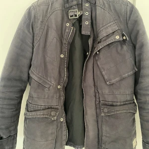 G-star raw jacka  - Snygg G-star raw jacka som kom knapp till användning pga storleken, köpte 2300kr För drygt 2 årsen (ordinarie 2300kr) mitt pris 220