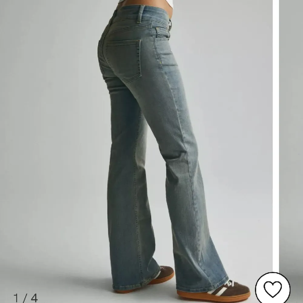 Low waist blåa jeans från Nelly! Aldrig använda ❣️ Köpta för 750 kr❣️. Jeans & Byxor.