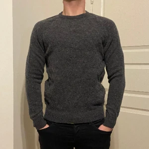  Grå stickad tröja  -  Säljer den gråa stickade tröja. (Tryck på ”köp nu”).