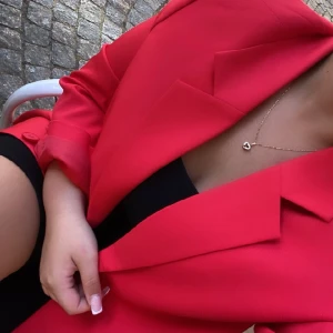 RÖD KAVAJ FRÅN NA-KD - Jättesnygg kavaj från NA-KD. Använd en gång på en temafest. Nyskick.   Onesize - Oversize