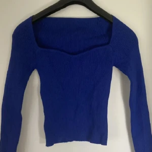 Blå topp - Denna blåa topp är från H&M. Aldrig använd förutom att jag har testat på den. Har inga defekter.