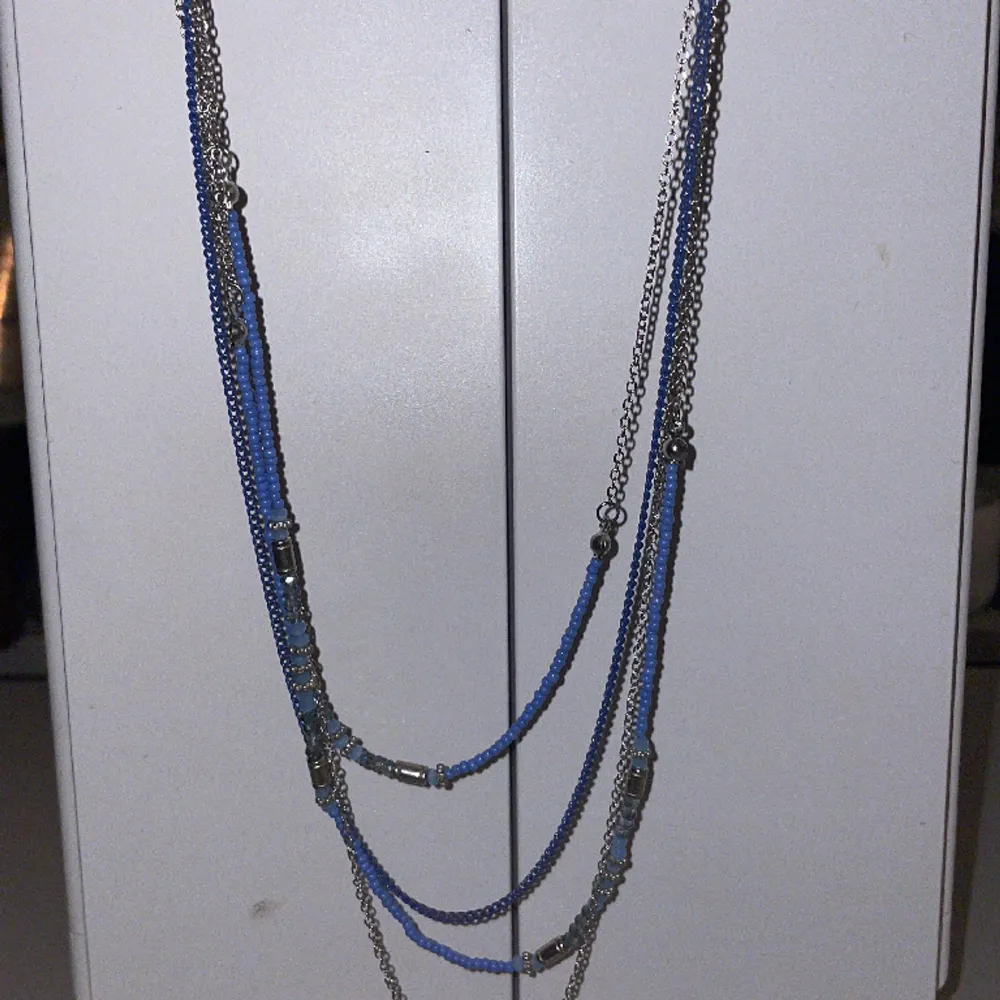 Det är ett blåt halsband . Accessoarer.