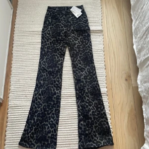 Leopard jeans - Säljer mina as coola och trendiga leopardjeans som är helt oanvända. Köpte för 650 och den är helt slutsåld och går inte att få tag på