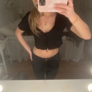 Söt blus - En så söt svart blus i storlek m men passar som S eller Xs💕
