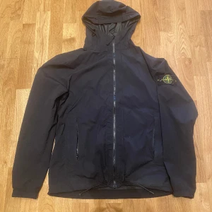 Stone island jacka - Fet Stone island regnjacka, perfekt för våren. Säljer billigt pga liten fläck på ryggen och allmänt lite sliten. 