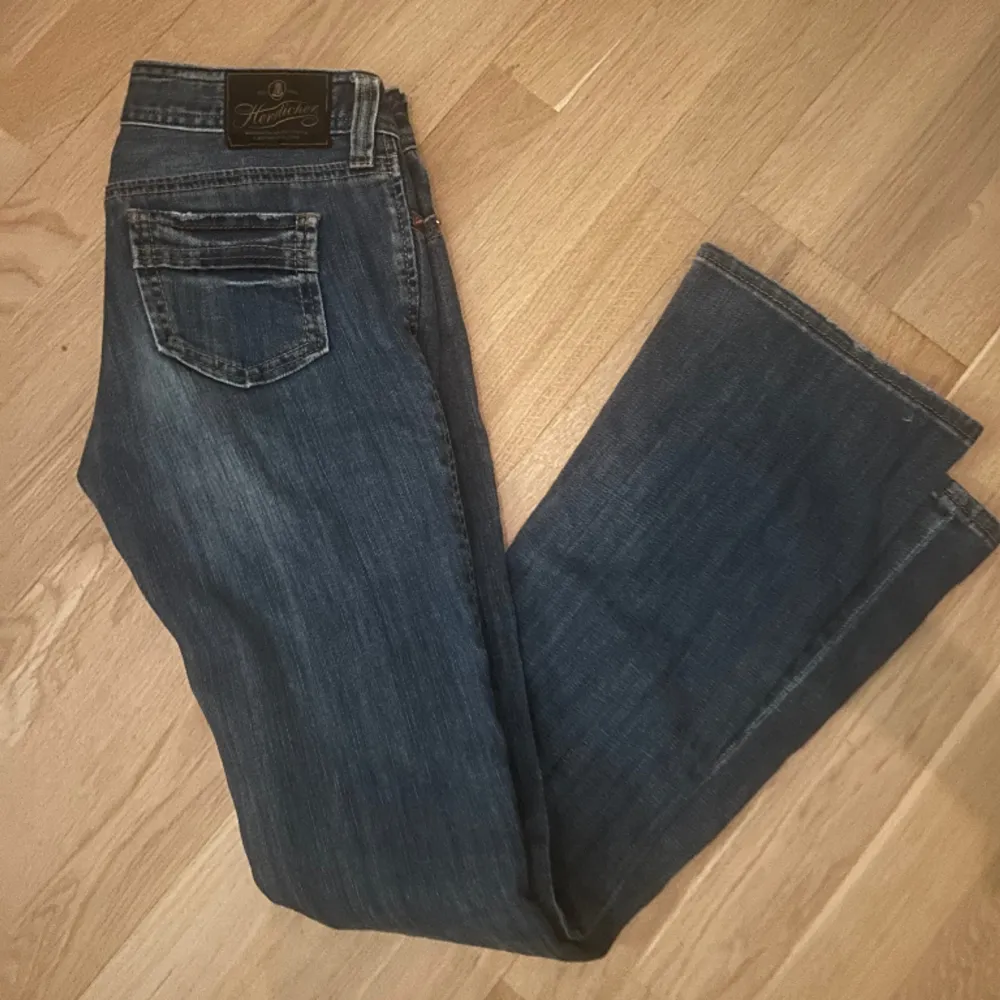 Super snygga low waist jeans, storleken är oklar men passar mig som är runt 165, har en slutning längst ner på ena benet men inget man tänker på. Skriv privat för bild💗💕💖. Jeans & Byxor.