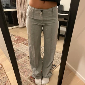 Gråa kostymbyxor - Gråa kostymbyxor från Pull and bear💞