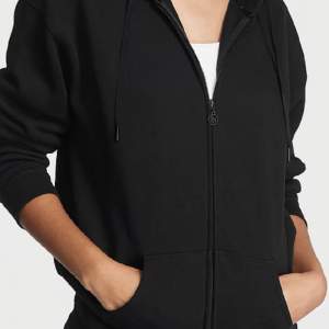 Jättefin svart hoodie som köptes på Victorias secret på en spansk flygplats. Köpt för ca 1 månad sen och använd en gång 💗 Den jag säljer har en vit vs logga där nere men på bilden är det en svart. Skriv för bilder eller frågor