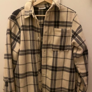 Overshirt - Overshirt/jacka inköpt från weekday.  Bra skick.