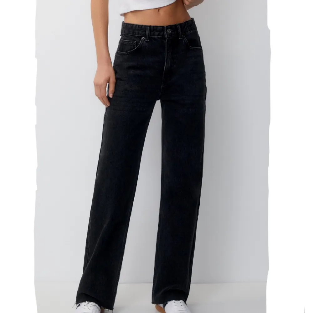 Svarta urtvättade/mörkgråa straight jeans med en liten slits längst ner. Köpta på Zalando. De är mid-waisted och sitter bra på kroppen. Endast använda 1 gång, så dem är i väldigt gott skick. Se första bilden där jag har på mig dem :). Jeans & Byxor.