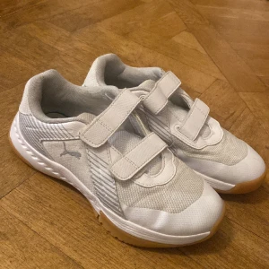 Vita Puma gympaskor - Ett par vita Puma gympaskor andvända endast inomhus. Fint skick och bra kvalitet. Storlek 35.👍🥰