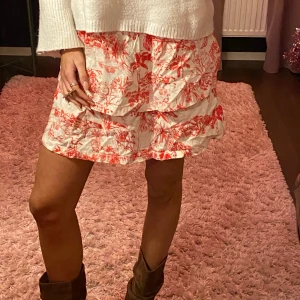 Mönstrad kjol  - Super söt kjol!, zara, s/xs, knappt använd.