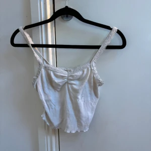 Linne - En söt linne… på andra bilden ser den lite brun ut men den är lika vit som på framsidan.. pris kan diskuteras 