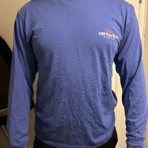 Långärmad Vans t-shirt i klarblått med litet tryck på bröstet samt ett stort tryck på ryggen. Endast provad för bilden. Ordinarie pris: ca 400kr