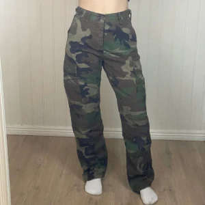 Kamouflage byxor - Kamo byxor i cargo stil med justerbara band i midjan och nere vid fötterna. Står ingen storlek men passar mig som brukar ha S/XS. Använda men fortfarande i bra skick. 🎀