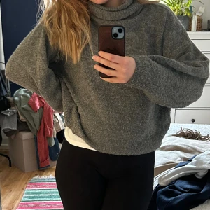 Grå stickad  - Mörkgrå stickad tröja med krage